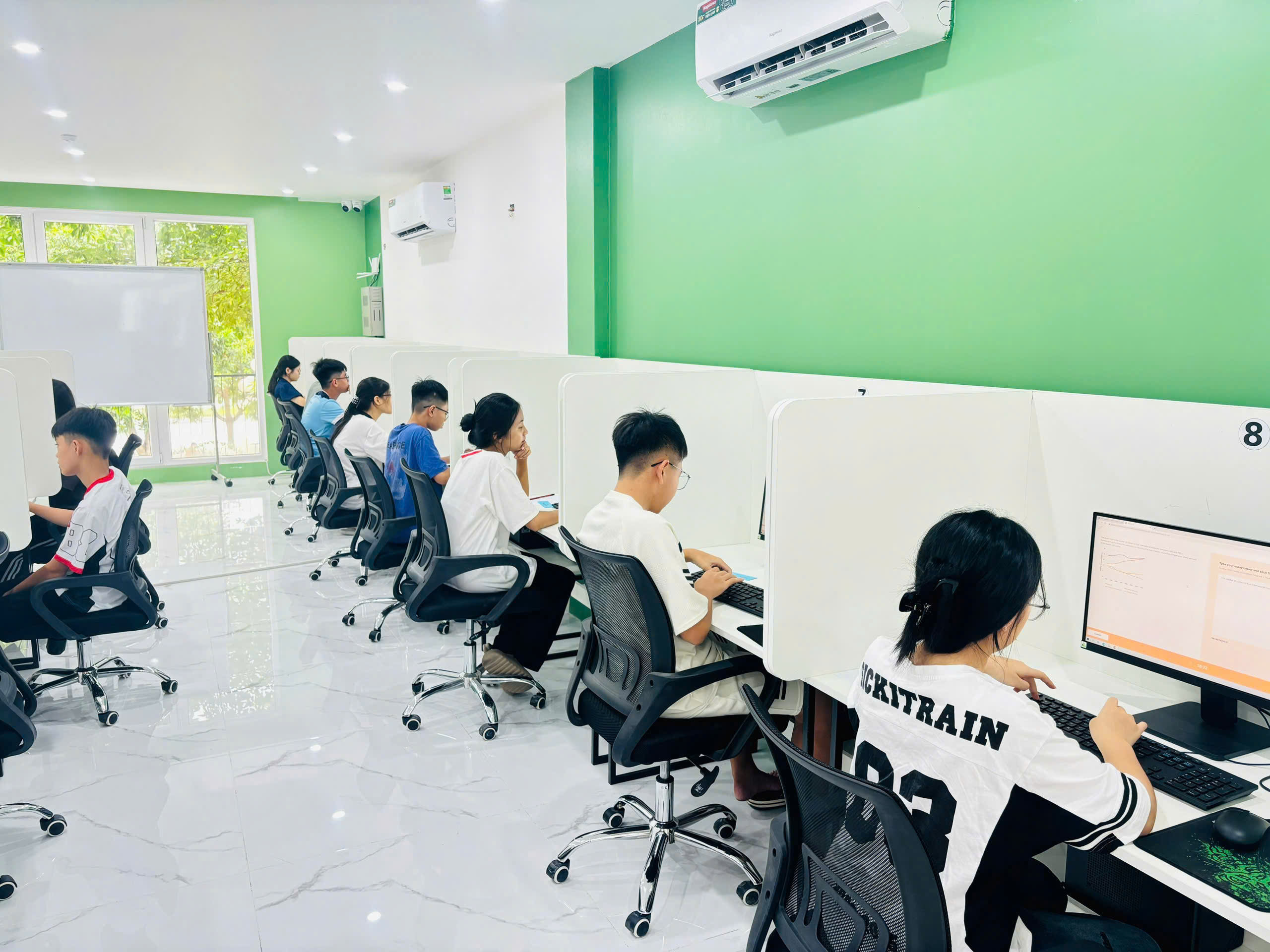 Hình ảnh tại Phòng máy IELTS VicOne Interpro