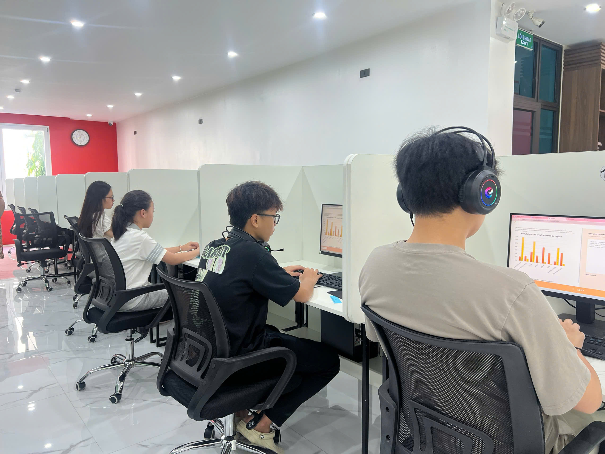 Hình ảnh tại Phòng máy IELTS VicOne Interpro